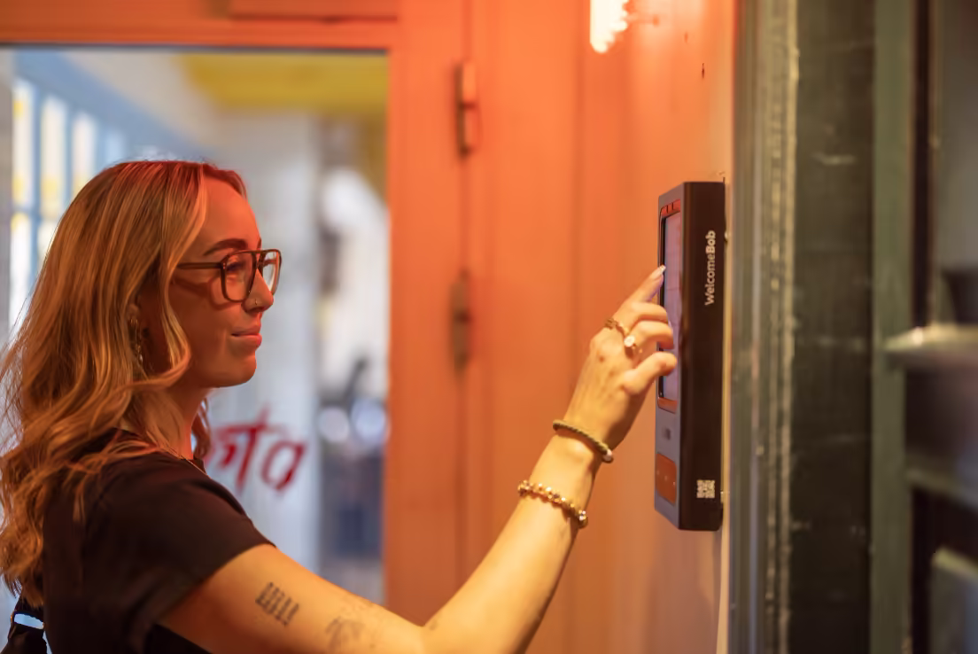 Bruger betjener WelcomeBob dørtelefon med touchskærm