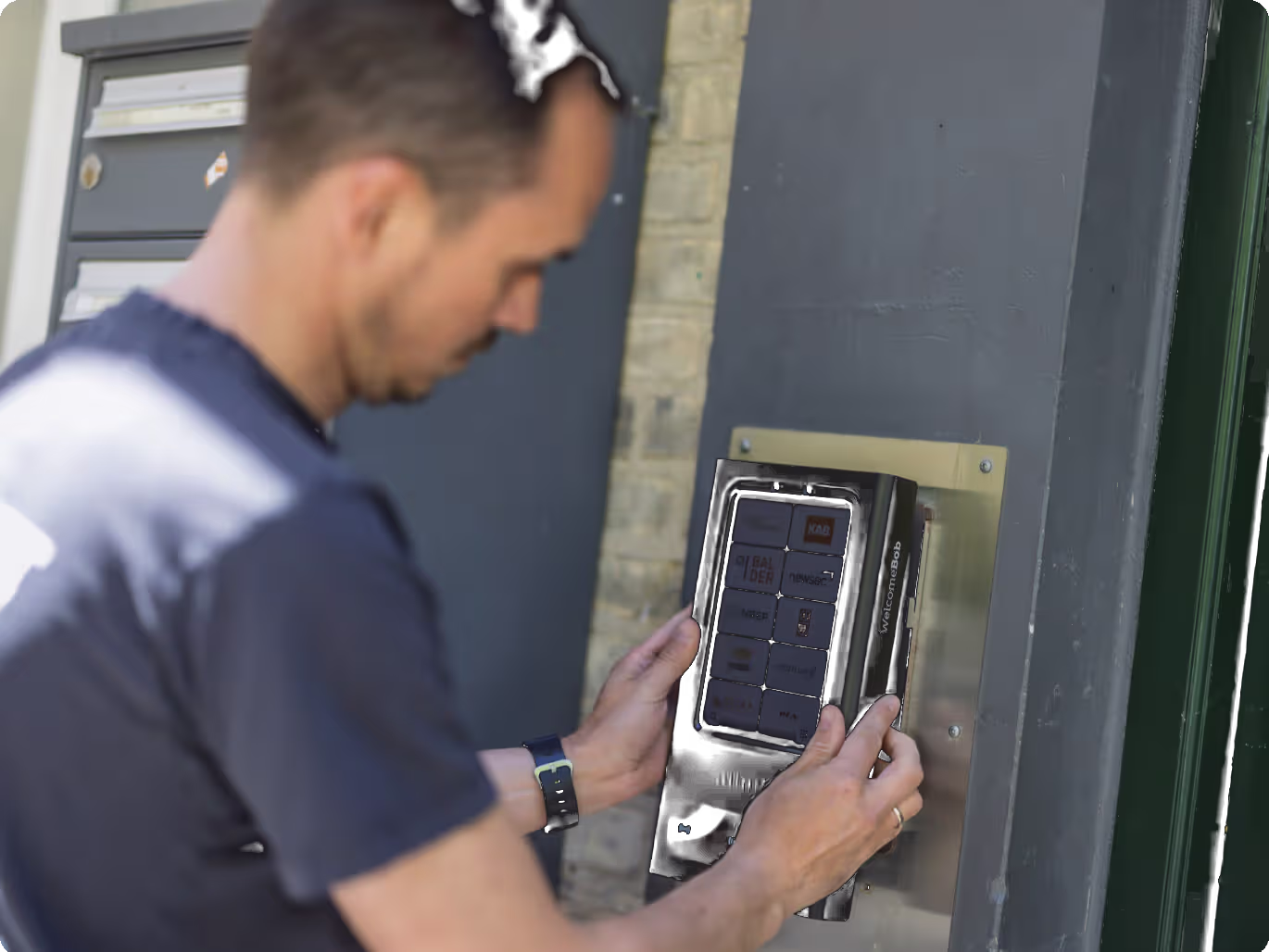 Tekniker installerer WelcomeBob dørtelefon trådløst på facade